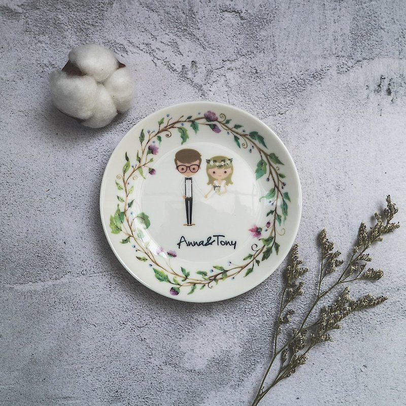 Customized gift-wreath for newlyweds, 5-inch bone china plate with plate holder, large quantity, great price - จานเล็ก - เครื่องลายคราม ขาว