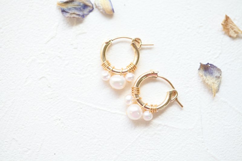 HappyCircle1.3cm│3つの真珠のイヤリング - ピアス・イヤリング - 宝石 ホワイト