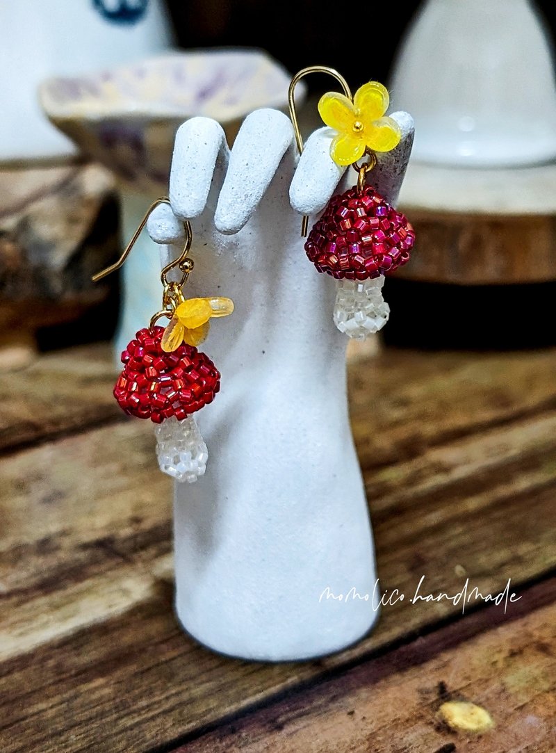 Beaded crochet embroidered mushroom earrings convertible to clip-on style - ต่างหู - วัสดุอื่นๆ สีแดง