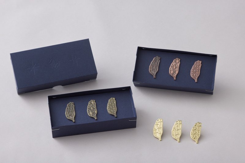 台灣玻璃紋樣磁鐵徽章組/ 窗花 台灣製 胸章 臺灣伴手禮 台灣人 - 徽章/別針 - 其他金屬 金色