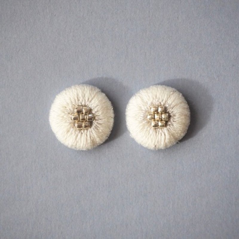 刺繍ピアスorイヤリング　オフホワイト　雪の輝き　フォーマルや和装にも - 耳環/耳夾/耳骨夾 - 繡線 白色