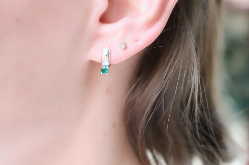 Small Square Dangle Emerald Huggies Hoops Cubic Zircon Diamond Hoops Earrings - 耳環/耳夾/耳骨夾 - 銅/黃銅 多色