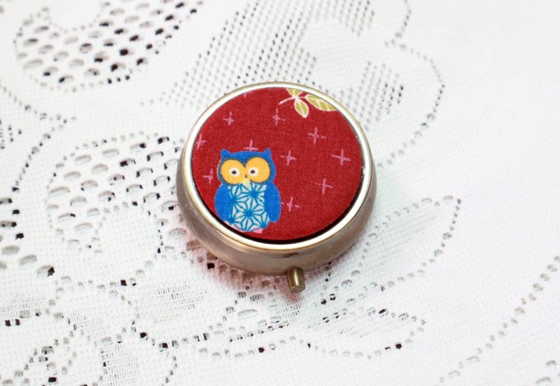 Owl Bronze Round Compartment Pill Box Mini Carry-On Small Item Storage Box Pill Box - กล่องเก็บของ - โลหะ สีแดง