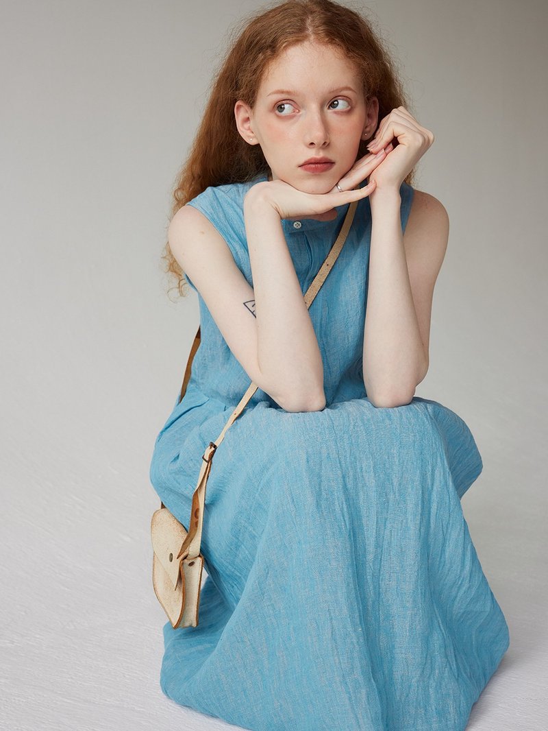 Fresh Yarn-dyed Linen Sleeveless Pleated Blue Simple Design Dress - ชุดเดรส - ผ้าฝ้าย/ผ้าลินิน สีน้ำเงิน