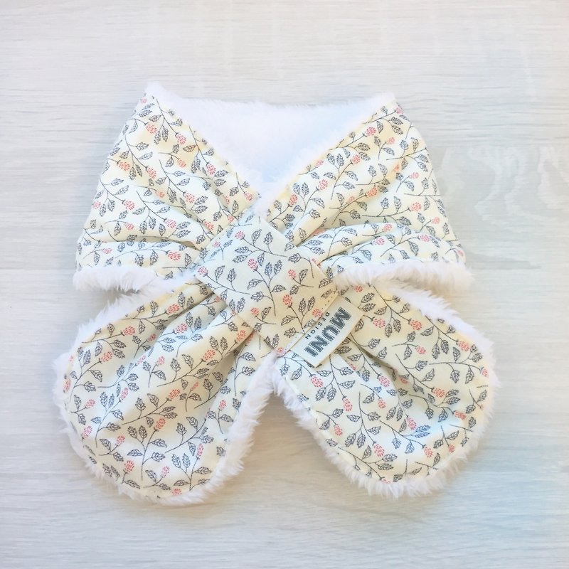 Warm scarf (white flowers) - ผ้ากันเปื้อน - ผ้าฝ้าย/ผ้าลินิน 
