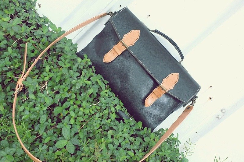Jumping briefcase / shoulder, portable black vegetable tanned cow leather - กระเป๋าแมสเซนเจอร์ - หนังแท้ สีดำ