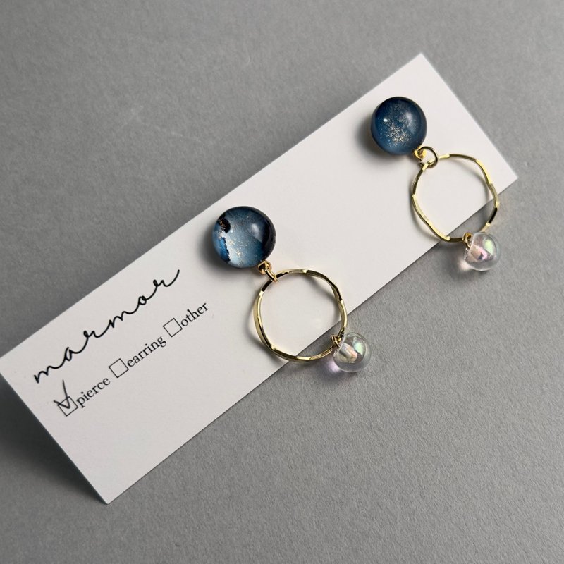 【1点のみ】冬色ブルー　アルコールインクアート　ピアス　サージカルステンレス　金属アレルギー対応　カジュアル　上品　ワンポイント　推し色　人と被らない　丸 - 耳環/耳夾/耳骨夾 - 樹脂 藍色