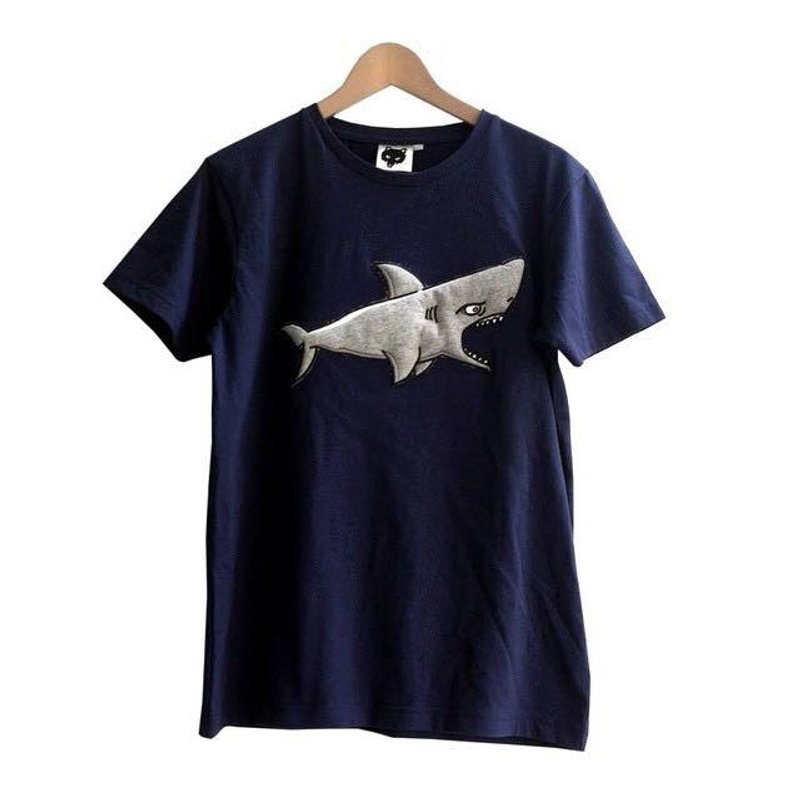Foxpixel 3D Embroidery Tee with Shark - 男 T 恤 - 棉．麻 藍色