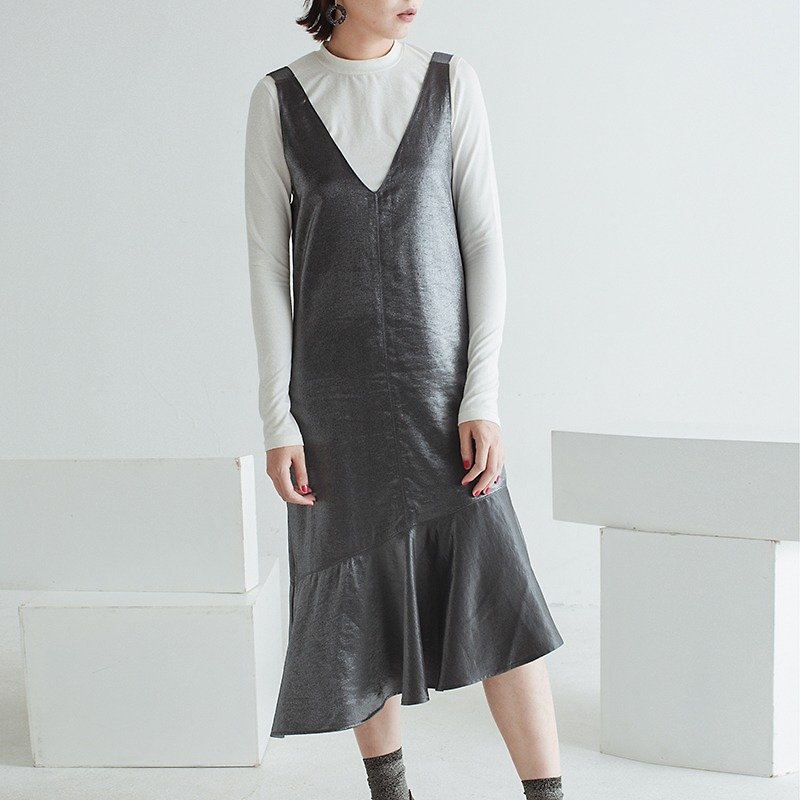 Light-sensitive silver Deep space V-neck strap dress dinner dress fishtail minimalist Galaxy stroll through the pros and cons | Fan Tata independent design women's brands - ชุดเดรส - เส้นใยสังเคราะห์ สีเงิน