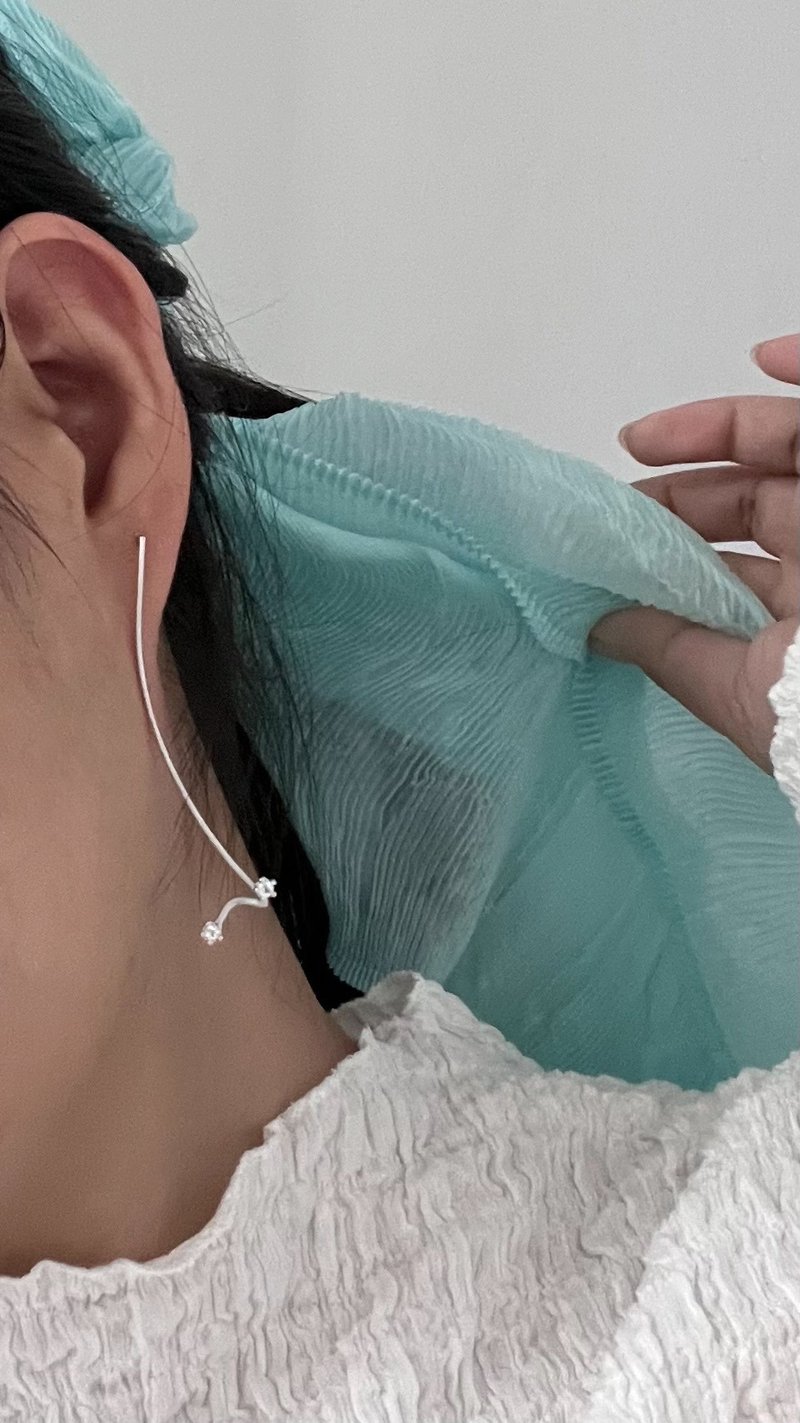 Mollis Earrings (White Topaz) sand blast finishing - 耳環/耳夾/耳骨夾 - 純銀 