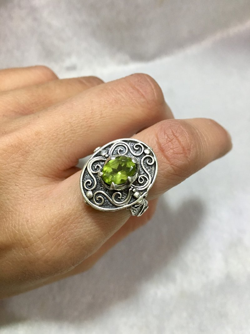 「魔戒-橄欖石系列」 橄欖石925純銀戒指 尼泊爾手工製 - 戒指 - 寶石 綠色