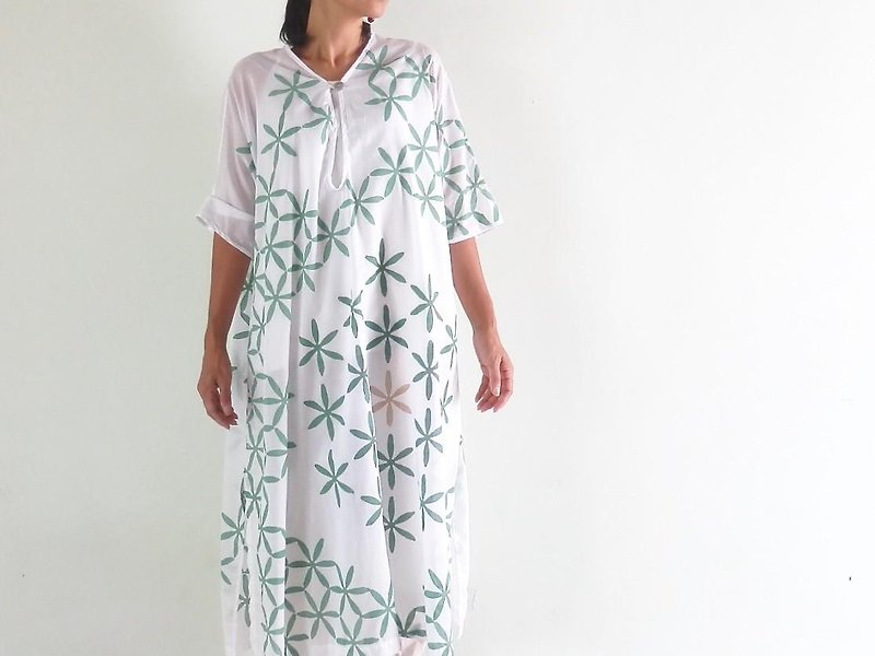 A green long shirt dress with a cool leaf pattern - ชุดเดรส - วัสดุอื่นๆ ขาว