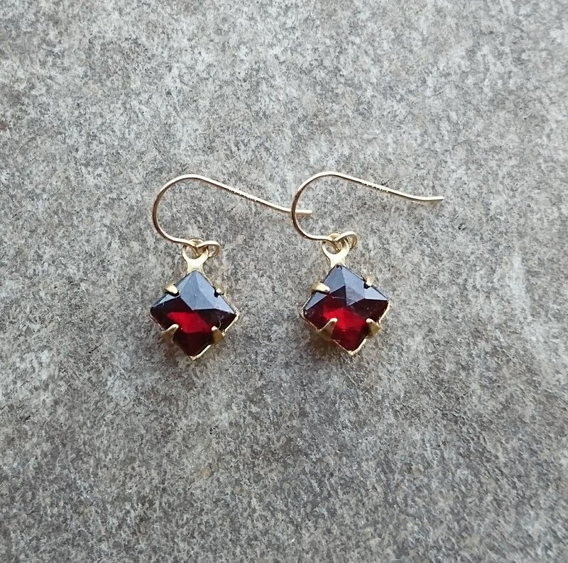 深石榴紅玻璃耳環 - 耳環/耳夾 - 玻璃 紅色