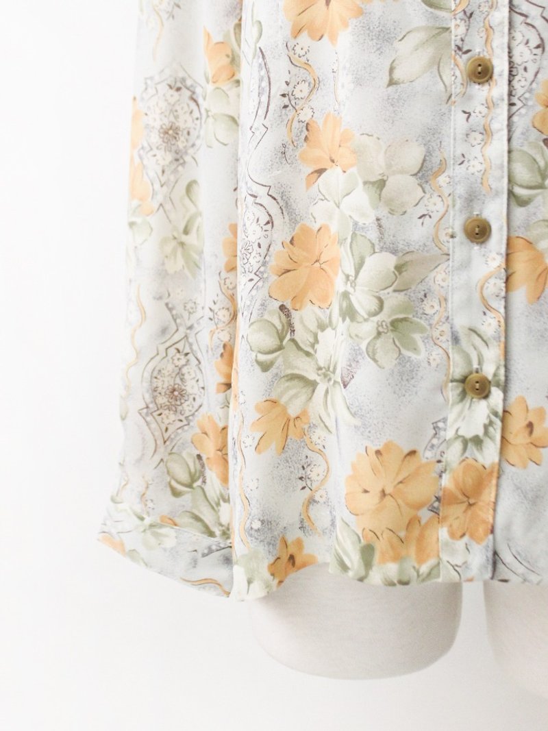 【RE1021T247】 Autumn flowers printed light gray ancient shirt - เสื้อเชิ้ตผู้หญิง - เส้นใยสังเคราะห์ สีเทา