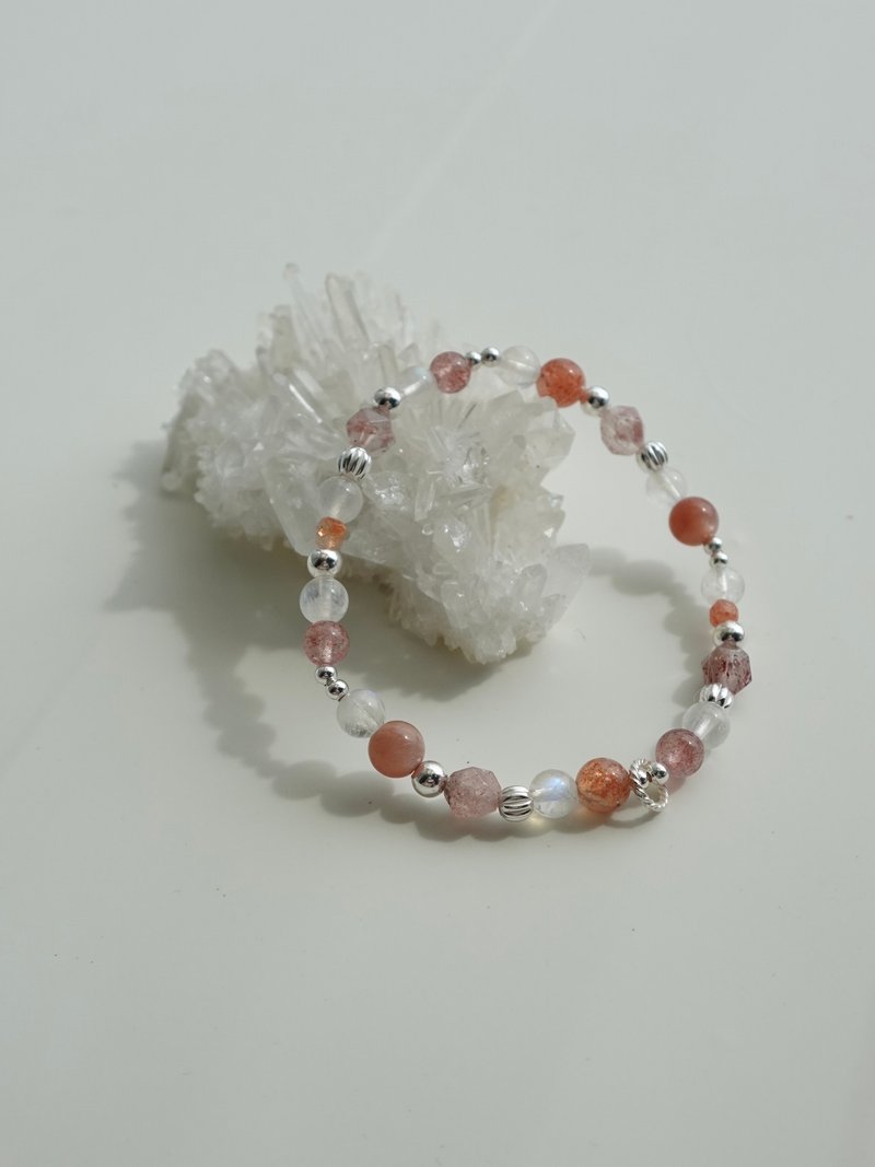 berry breeze/草莓晶 金太陽石 橙月光石 藍月光石/水晶手鍊 客製 - 手鍊/手環 - 水晶 粉紅色