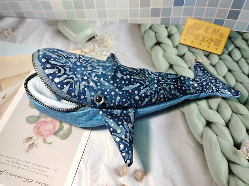 FEN手工小鋪 海洋生物袋物系列-美國布料手作蠟染燙銀雪花鯨魚筆袋-鯨魚款筆袋