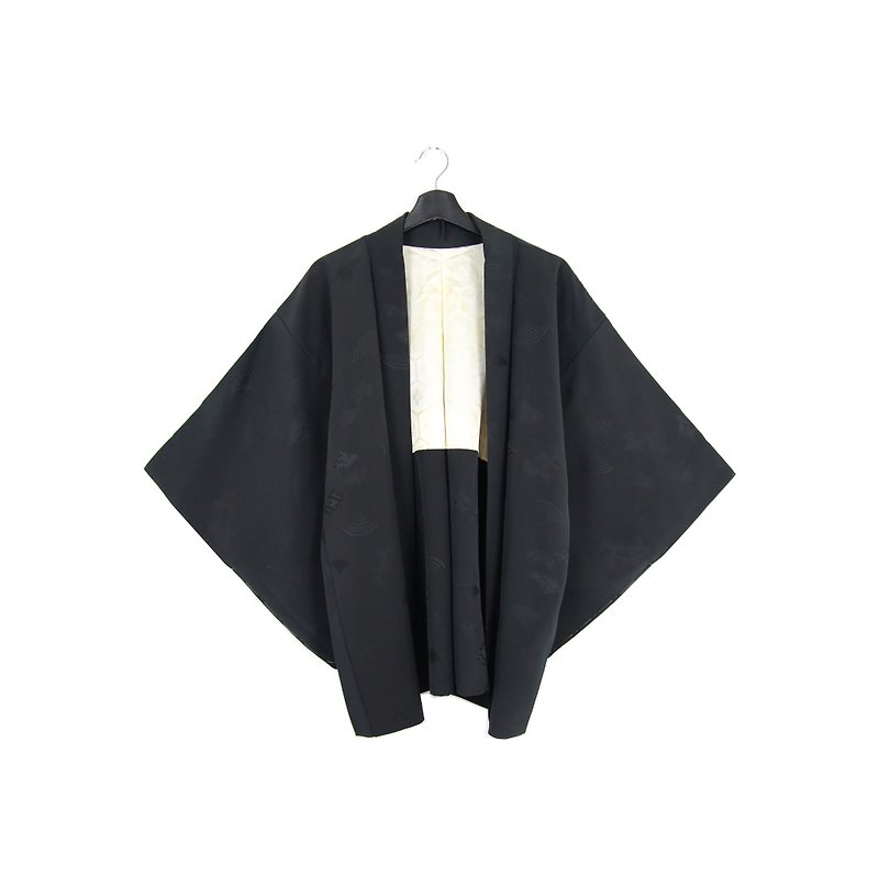 Back to Green::日本帶回和服 羽織 黑 壓紋圖樣 內裡少許泛黃不影響外觀 //男女皆可穿// vintage kimono (KI-143) - 外套/大衣 - 絲．絹 