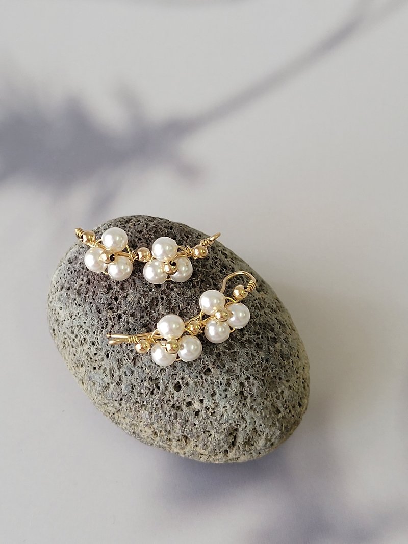【母親節禮物】綻放的Swarovski珍珠14KGF 無痛耳環夾 - 耳環/耳夾 - 其他金屬 白色