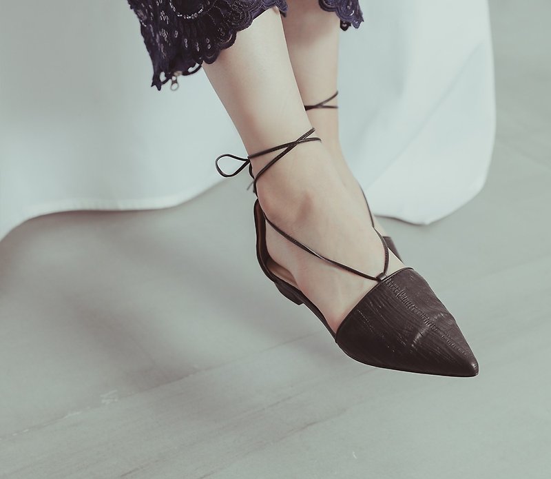 Swinging fringed pointed strap sandals black - รองเท้าส้นสูง - หนังแท้ สีดำ