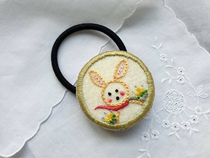 手工刺繡圍巾小兔髮圈/畢業禮物/生日禮物 - 髮箍/髮帶 - 木頭 