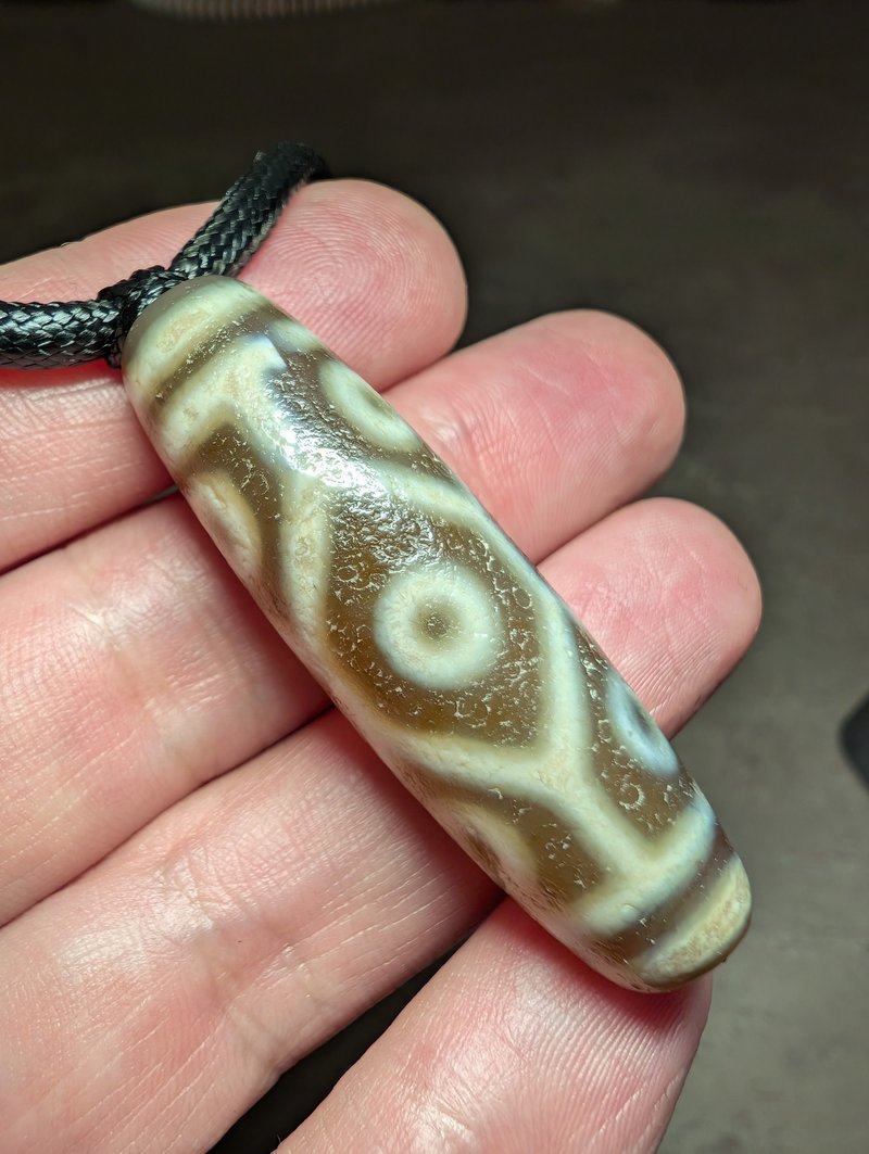 9つの目を持つDziビーズペンダント、本物のヴィンテージチベット瑪瑙、幸運と長寿の亀甲模様 - ネックレス - 宝石 ブラウン