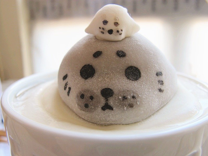 Floating baby seal marshmallow - เค้กและของหวาน - อาหารสด ขาว