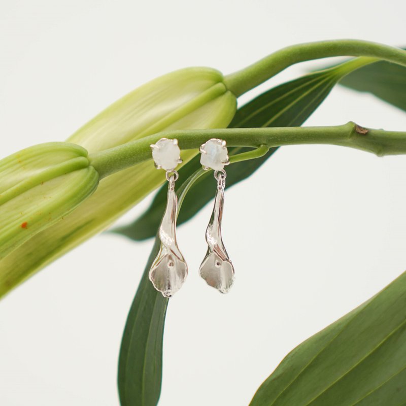 Calla Lily Earrings With Stone - 耳環/耳夾/耳骨夾 - 半寶石 金色