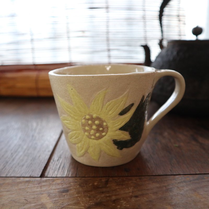 日本製　ひまわり　マグカップ　ベージュ　ハンドメイド　陶器 - 咖啡杯/馬克杯 - 陶 