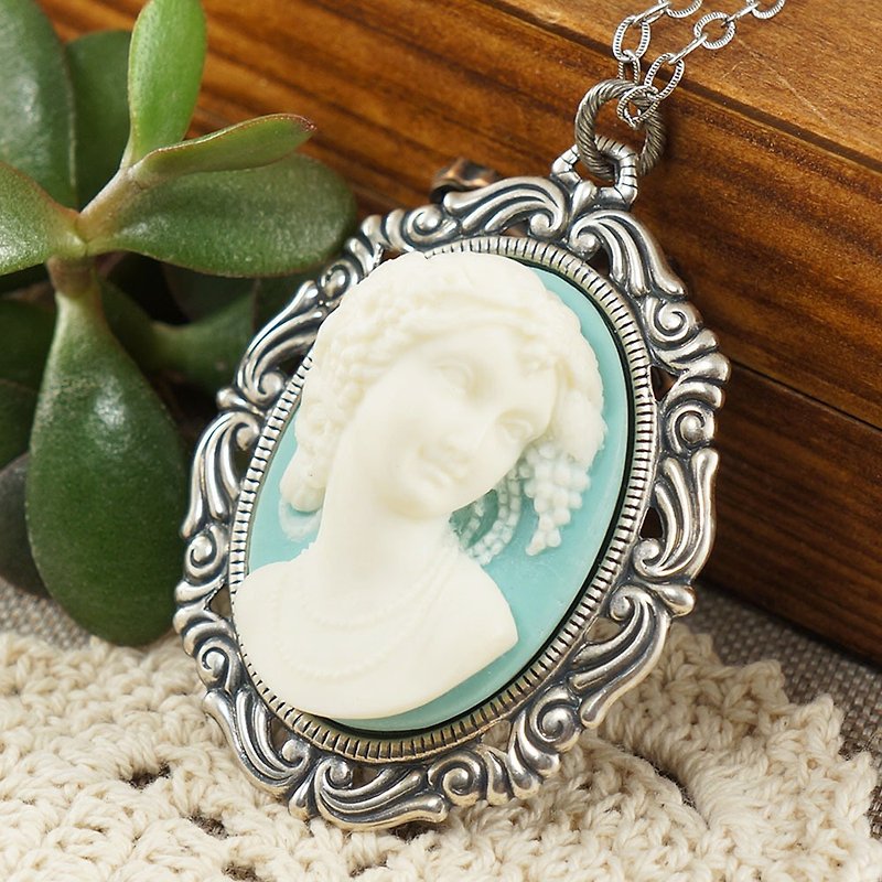 White Blue Lady Cameo Necklace Victorian Girl Cameo Pendant Necklace Jewelry - 項鍊 - 其他材質 白色
