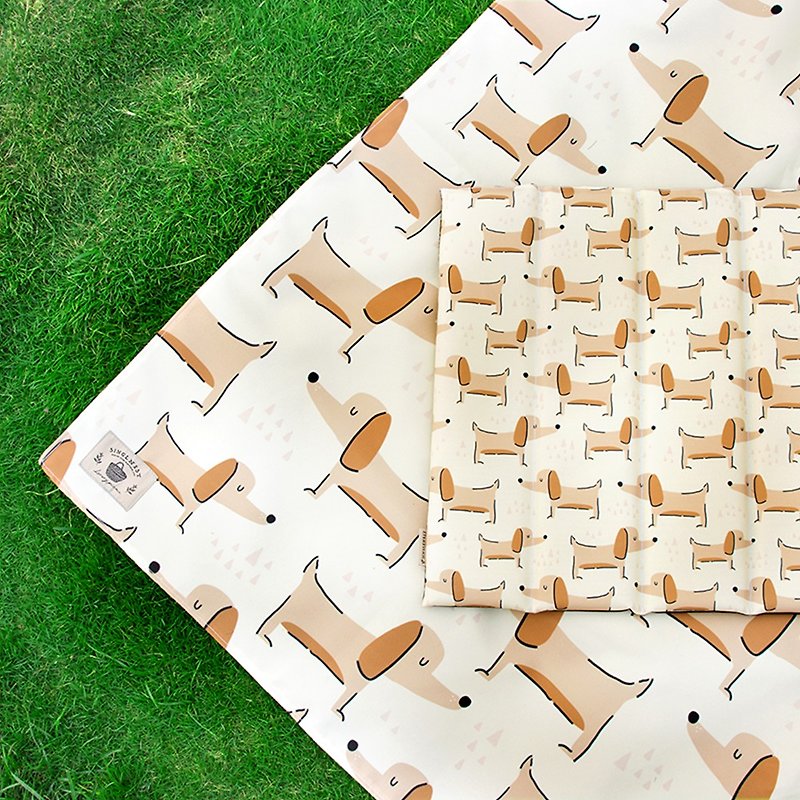 Water-repellent outdoor camping picnic mat (comes with the same storage bag) Cream dog style handmade in Taiwan - ชุดเดินป่า - วัสดุกันนำ้ 