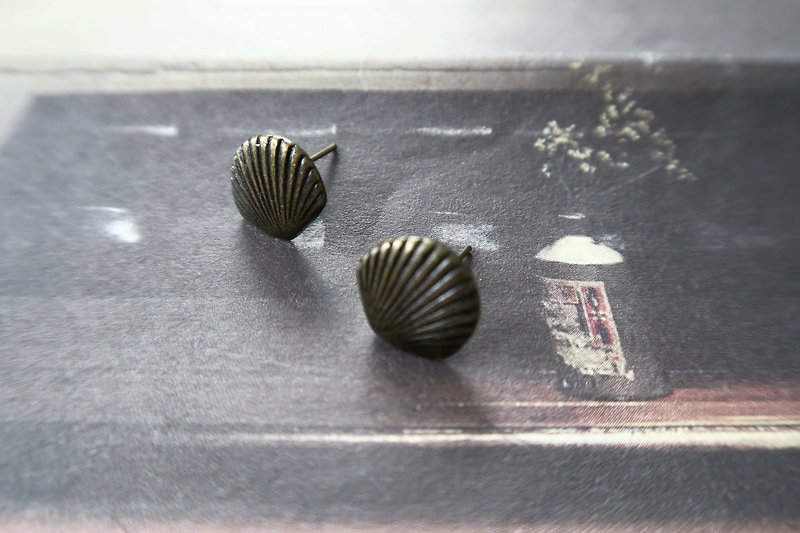 Shell-shaped retro nostalgia personalized earrings - ต่างหู - โลหะ สีนำ้ตาล