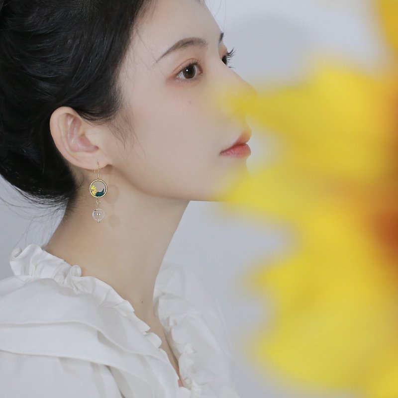 Yuansen handmade pure hand-made double-sided embroidery girl department simple literary dream daisy pattern earrings - Earrings & Clip-ons - Other Materials Yellow