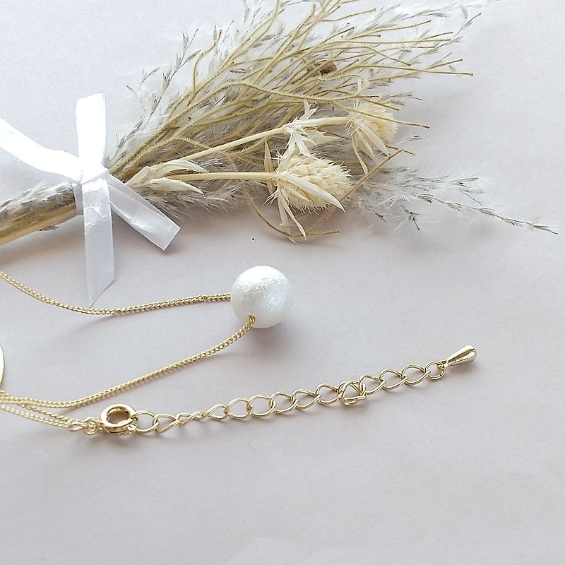 Classical necklace with a single pearl, gold. - สร้อยคอ - วัสดุอื่นๆ ขาว