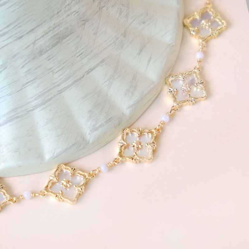 Elegant rhombus lace mother-of-pearl bracelet B127 - สร้อยคอ - เปลือกหอย ขาว