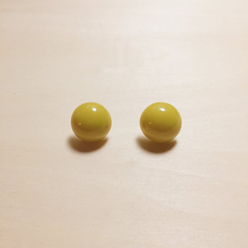 復古薑黃16mm丸子耳環 - 耳環/耳夾 - 樹脂 黃色