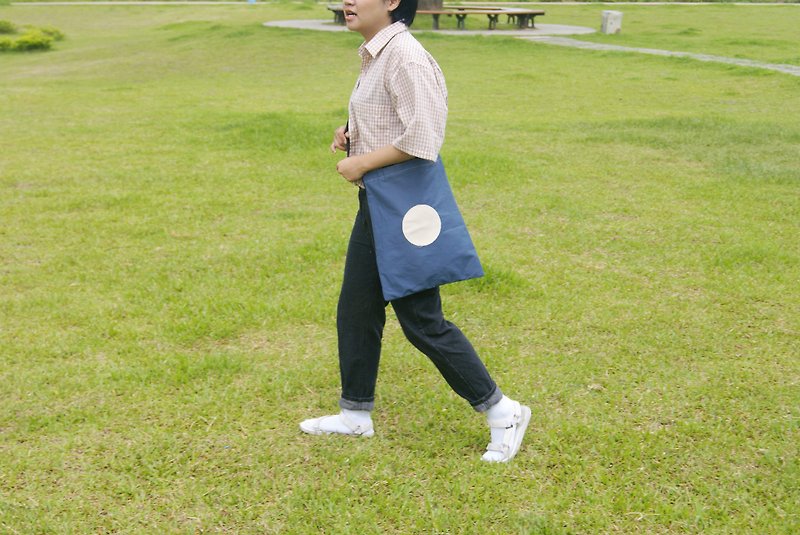 日系圓點帆布兩用袋 / 貼心男朋友（深藍色） - 側背包/斜背包 - 棉．麻 藍色