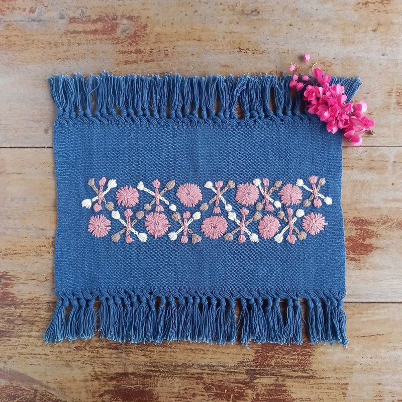 草木染めの手刺繍クロス 藍 / 棚飾り / 手織りコットン / ピンクの花、3色のクロス / 1点もの, one-of-a-kind, 敷物, インテリア飾り - 其他 - 棉．麻 藍色