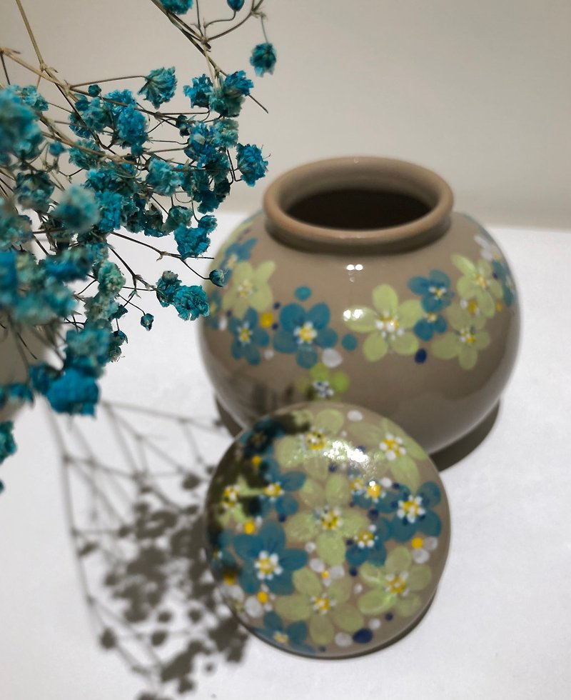 Hand-painted hydrangea tea warehouse pottery pot tea pot storage pot ceramic airtight pot (light blue) - Teapots & Teacups - Pottery Blue