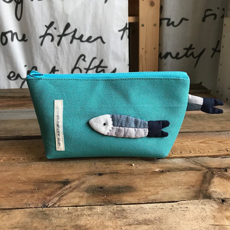 Pacific saury/water blue bottom/zipper storage bag - กระเป๋าเครื่องสำอาง - ผ้าฝ้าย/ผ้าลินิน สีน้ำเงิน