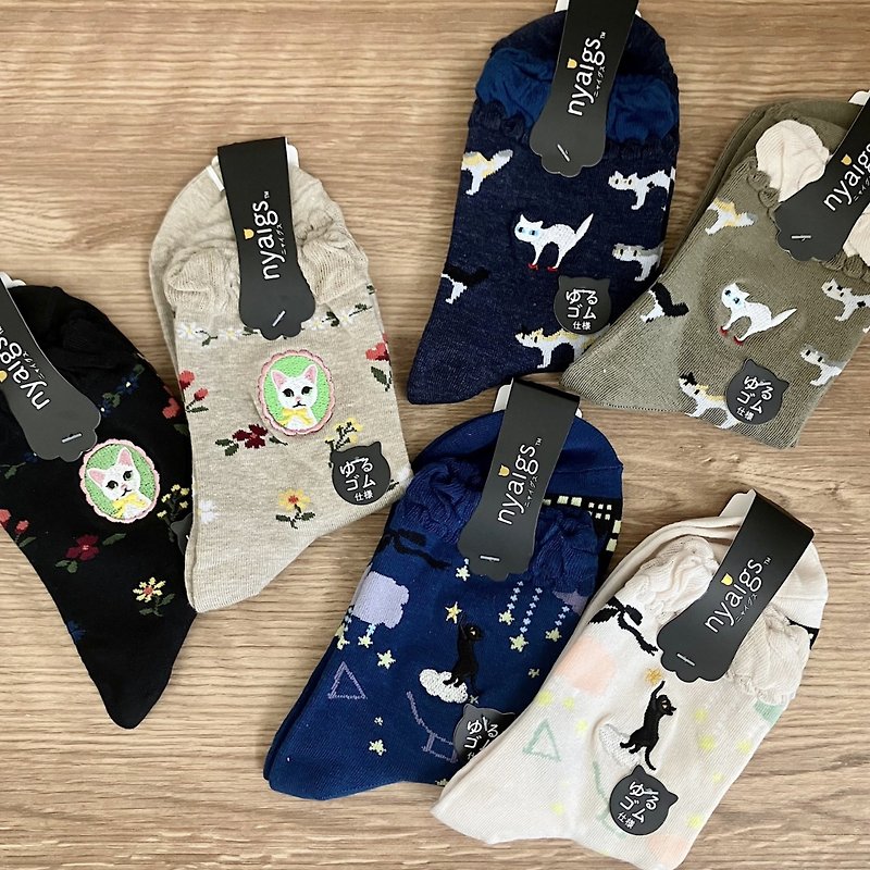 Cat ankle socks【nyaigs】cat and botanical flower - ถุงเท้า - ผ้าฝ้าย/ผ้าลินิน สีน้ำเงิน