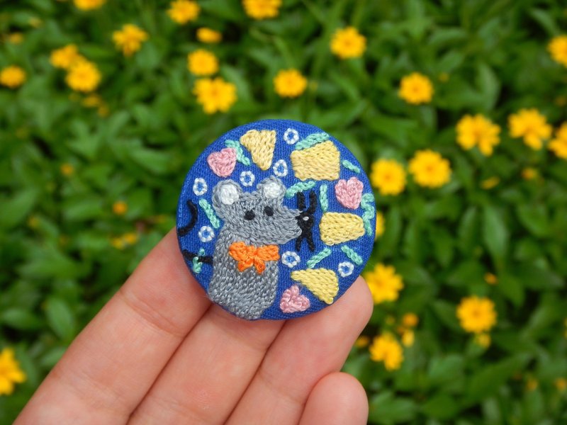 Mouse loves cheese embroidery brooch - เข็มกลัด - ผ้าฝ้าย/ผ้าลินิน สีน้ำเงิน