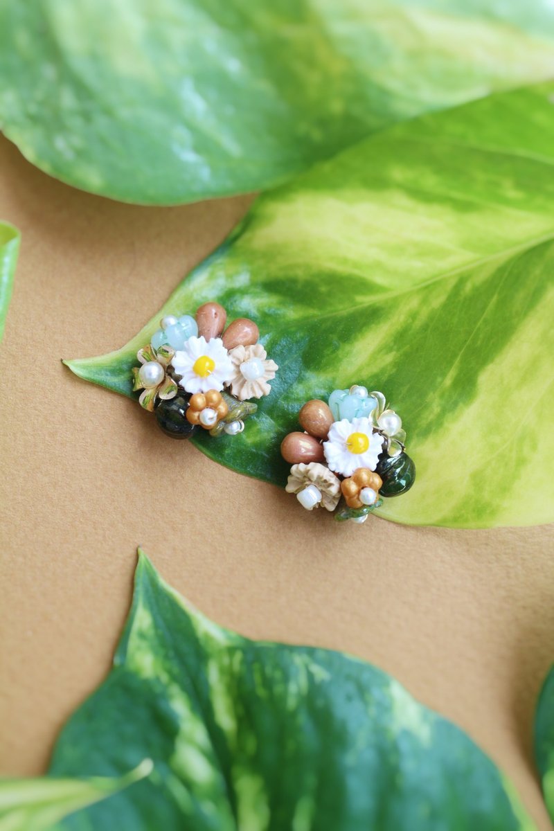 Mini Flower Everyday Earrings, Flower Bouquet Stud Earrings - ต่างหู - แก้ว สีนำ้ตาล