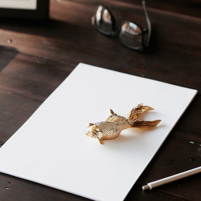 Haoshi Good Things Design Goldfish Paperweight - ของวางตกแต่ง - เรซิน 