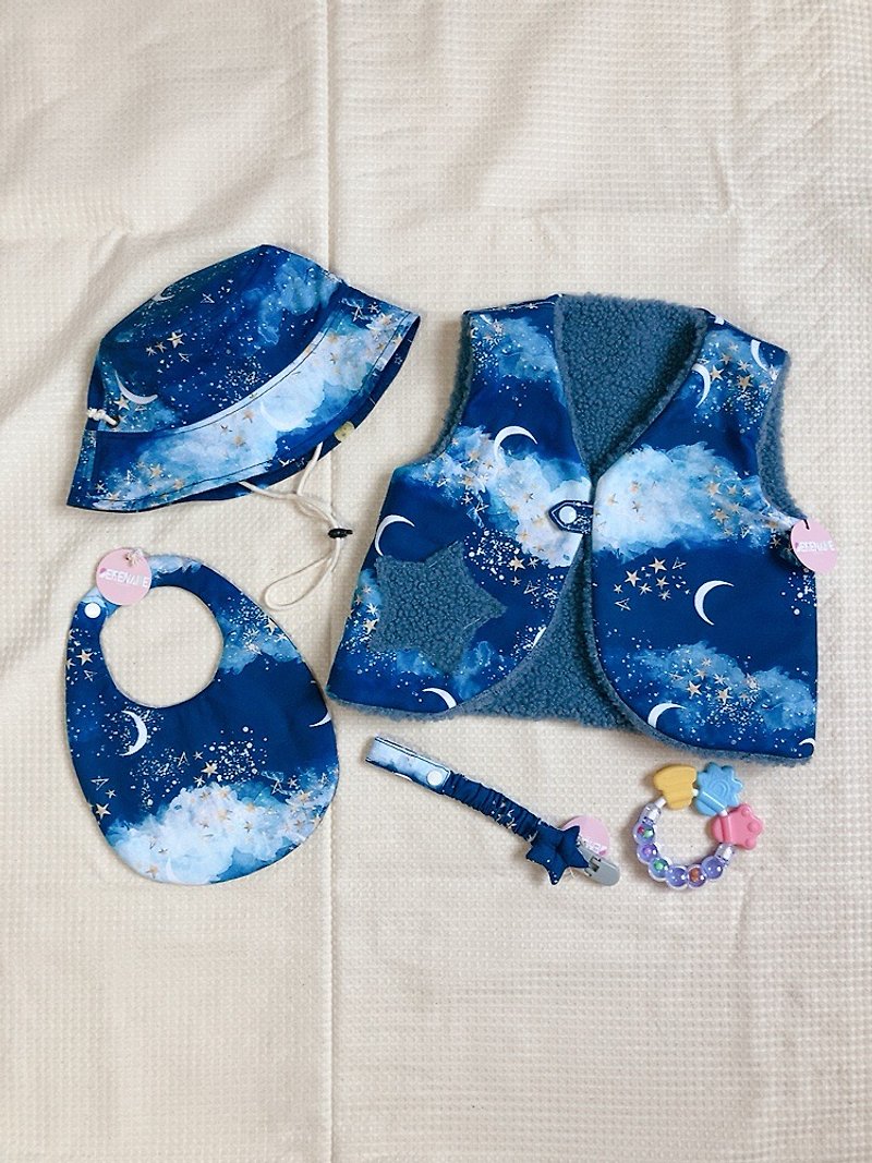 Crescent starry sky Miyue gift box set pacifier chain saliva towel fisherman hat fluffy vest - ของขวัญวันครบรอบ - ผ้าฝ้าย/ผ้าลินิน สีน้ำเงิน