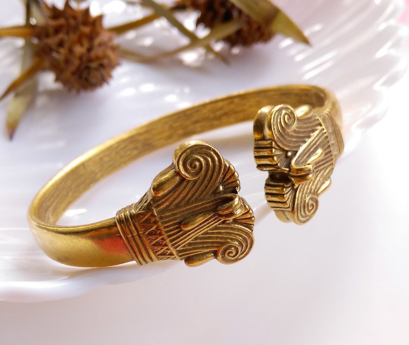 Western antique jewelry. CMA & HMR gold Egyptian design bracelet - สร้อยข้อมือ - โลหะ 