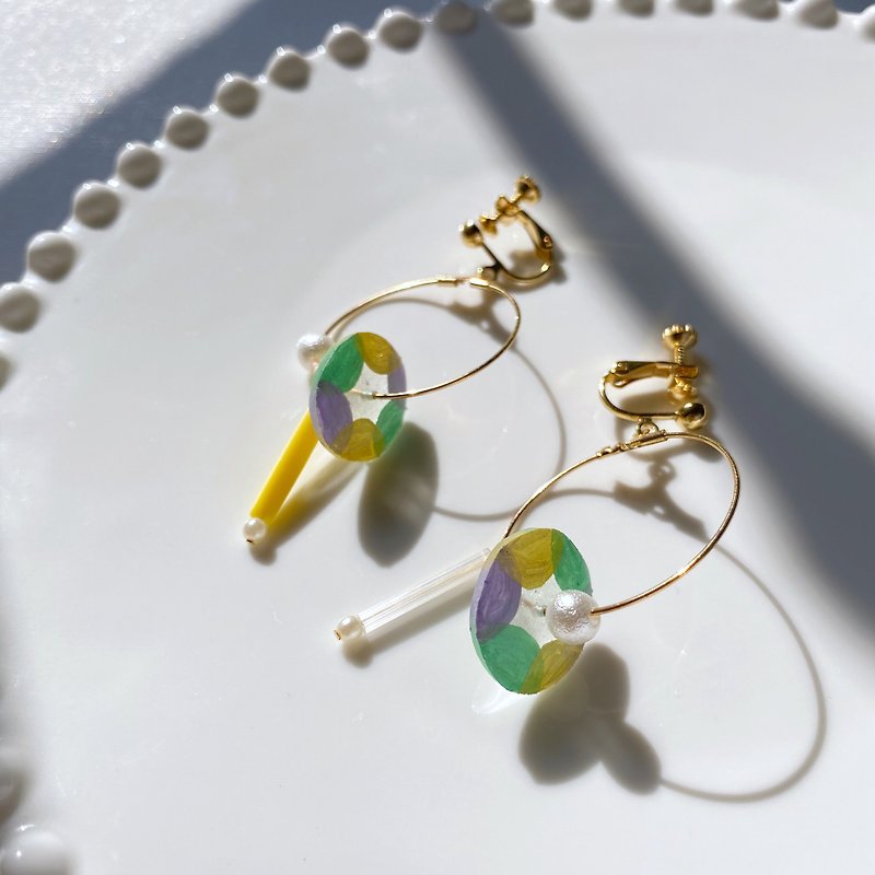 Small rattle clip / pin earrings - Earrings & Clip-ons - Resin Transparent