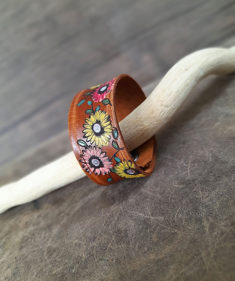 Hand Painted Chrysanthemum Bracelet November Birthflower - 手鍊/手環 - 真皮 咖啡色