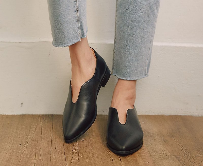 Big V neck pointed toe low heels friendly size 23.5-27.5_ black - รองเท้าหนังผู้หญิง - หนังแท้ สีดำ
