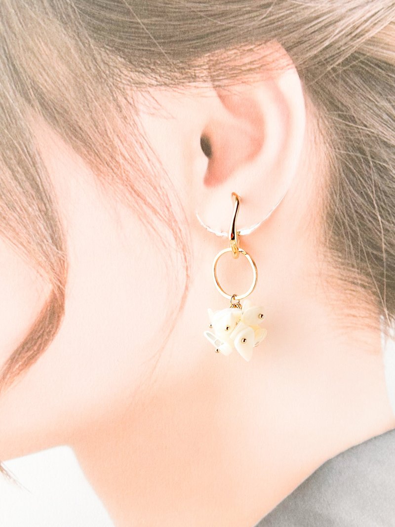 Made in Japan Tropical White Hibiscus Earrings Mother of Pearl - ต่างหู - เครื่องประดับพลอย ขาว