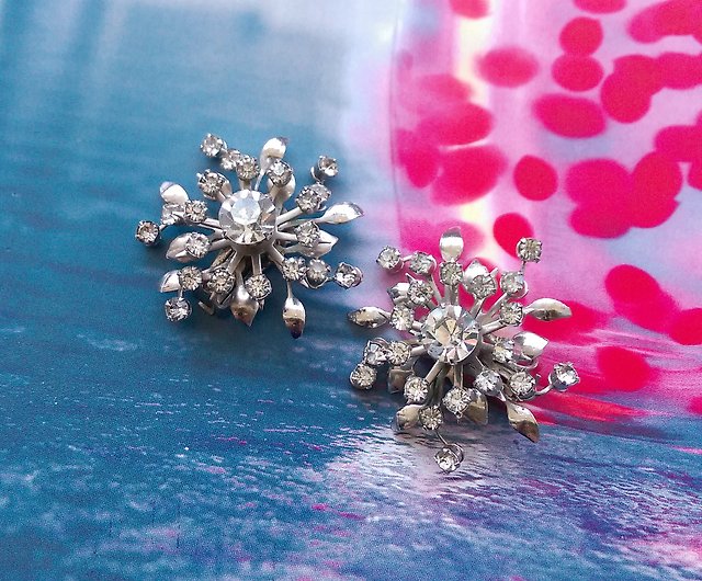 COROの立体的に点滅するダイヤモンドの花の形をした美しいクリップオン